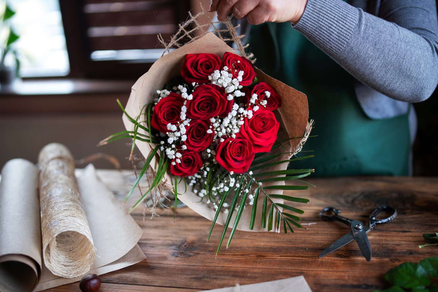 A dozen red roses.